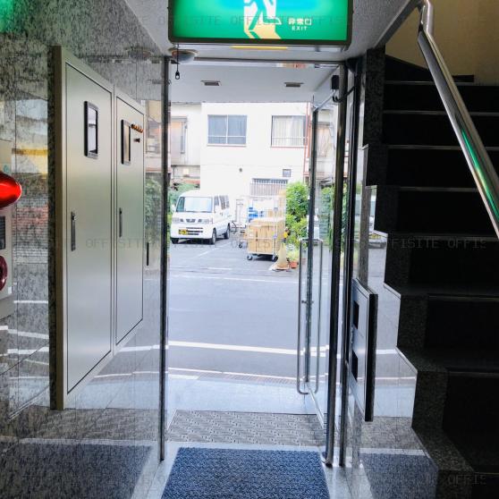 第五花田ビルのオフィスビル出入口