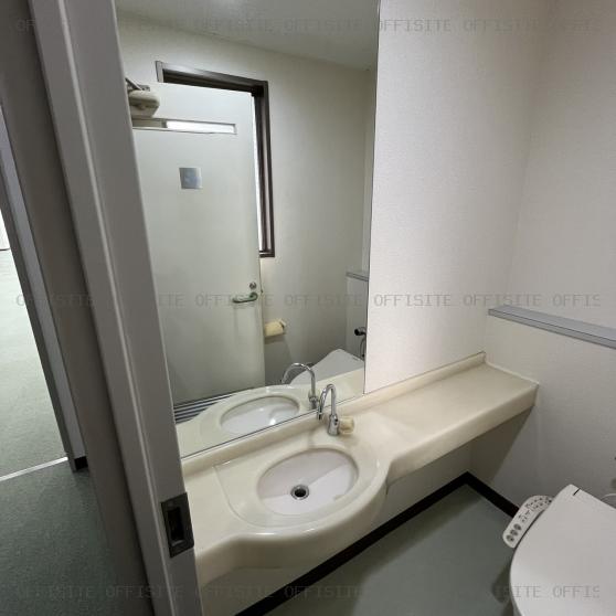 京橋イーサスビルの4階貸室　男子トイレ洗面