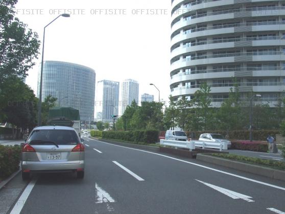 横浜メディアタワーのビル前面道路