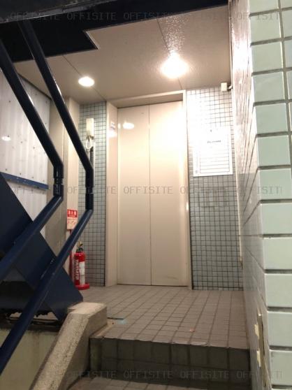 西新宿ビルのエレベーター