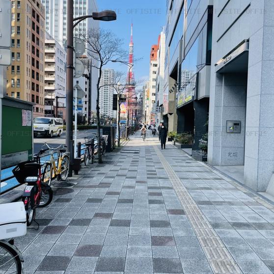 芝信三田ビルの前面歩道