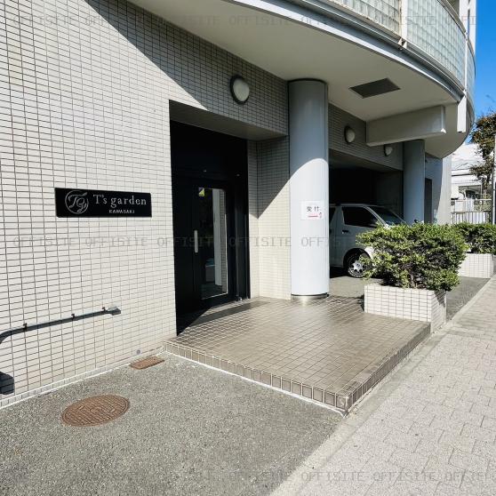 Ｔ’ｓ ｅｃｏ川崎のオフィスビル出入口