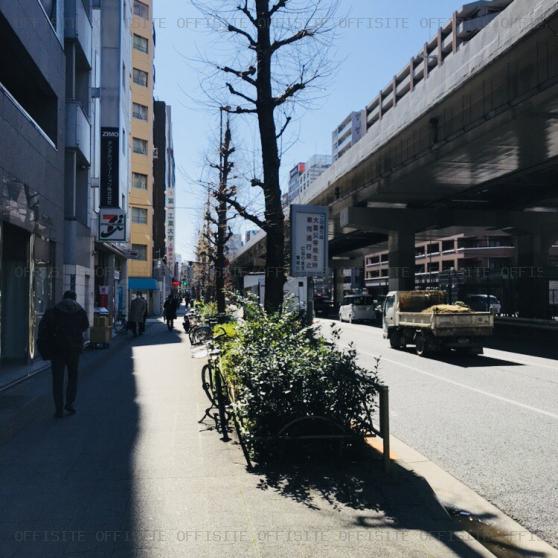 ビリーフ上野のビル前面道路