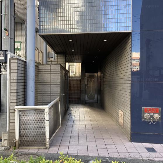 新井薬師駅前ビルのオフィスビル出入口