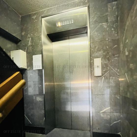 大塚ビルのエレベーター