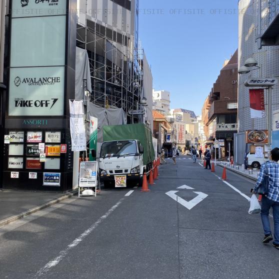アソルティ渋谷のビル前面道路