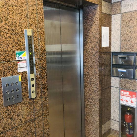 ライトビルのエレベーター