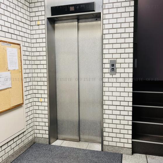 須賀ビルのエレベーター