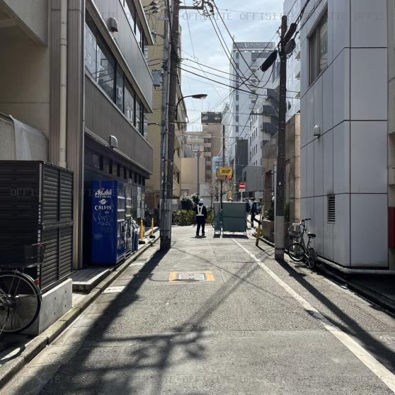 ドルチェ新宿ビルの前面道路