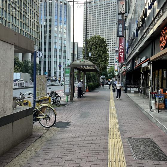 新虎ノ門実業会館の前面歩道