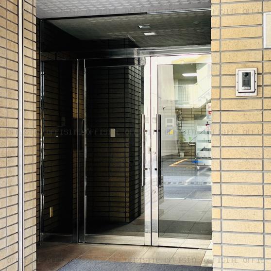 瀧山ビルのオフィスビル出入口