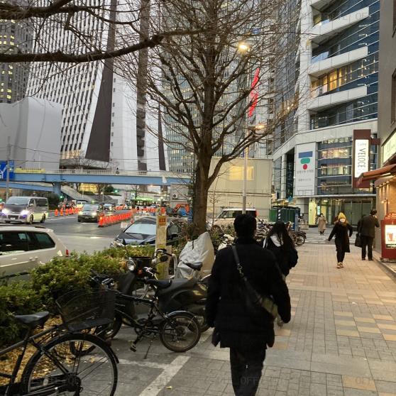 西新宿小林ビルのビル前面道路