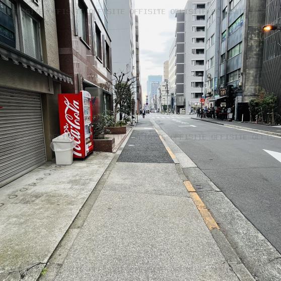 東京建具協同組合ビルの前面歩道