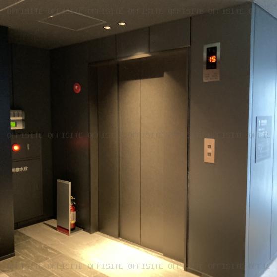 新横浜スクエアビルの人荷用エレベーター