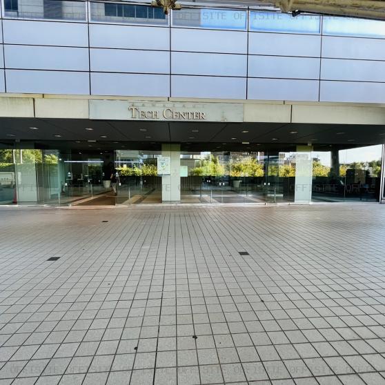 川崎テックセンターのオフィスビル出入口