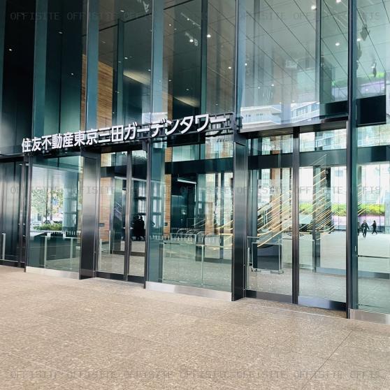 住友不動産東京三田ガーデンタワーのオフィスビル出入口