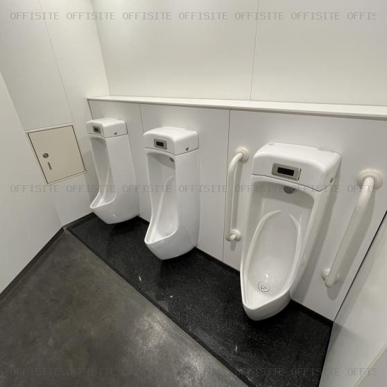 ヒューリックみなとみらいの15階貸室　男子トイレ