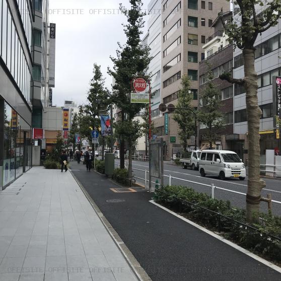 小田急西新宿Ｏ－ＰＬＡＣＥのビル前面道路