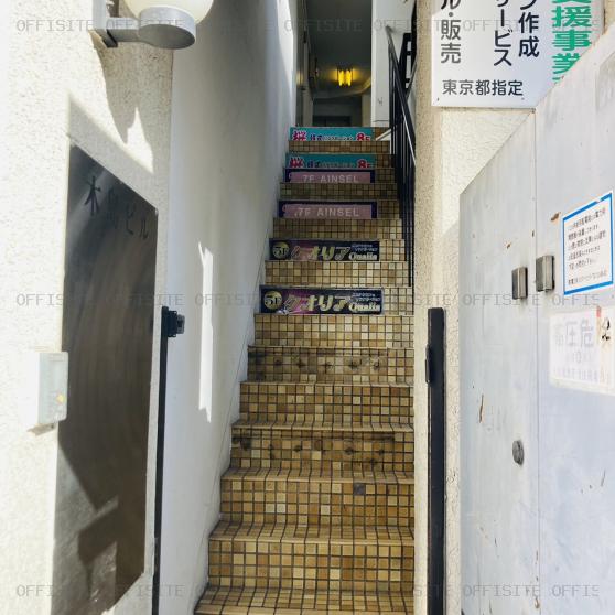 木島ビルのエレベーターへ向かう階段
