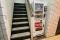 イワツキビルの階段と自動販売機