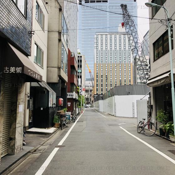 京橋高野ビルのビル前面道路