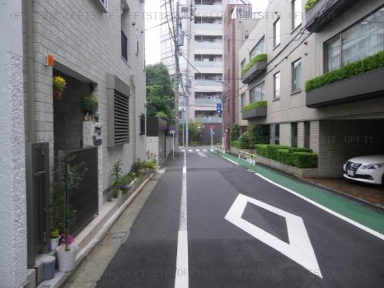 エリート・イン東京のビル前面道路