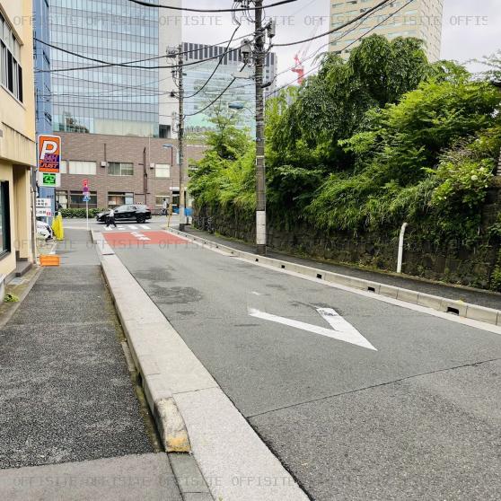 京須ビルのビル前面道路