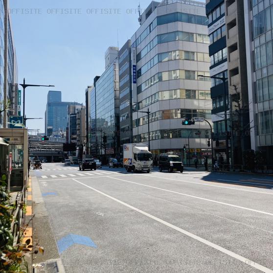 神田ＡＫビルの前面の中央通り