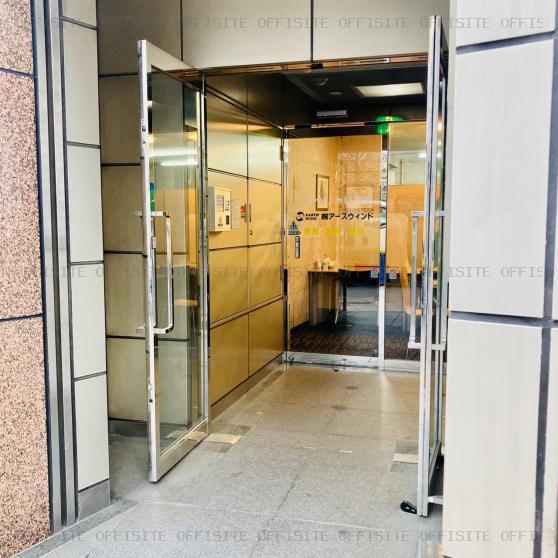 尾上貿易上野ビルのオフィス出入口