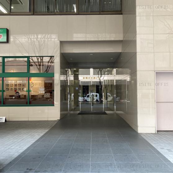 新横浜交通ビルのオフィスビル出入口