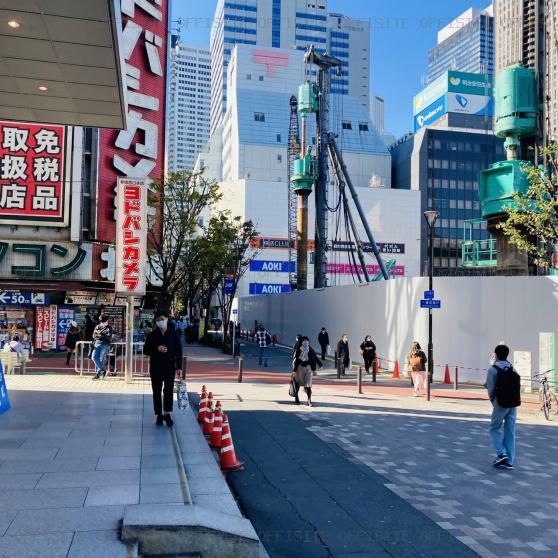 ヨドバシ新宿西口駅前（ＴＫＰ新宿西口カンファレンスセンター）ビルのビル前面道路