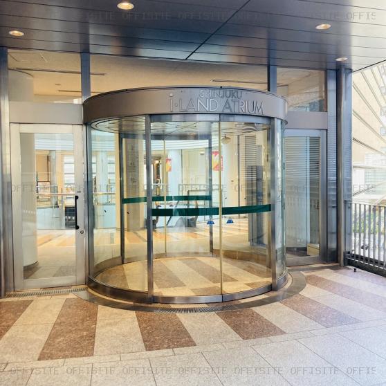 新宿アイランドアトリウムのオフィスビル背面出入口