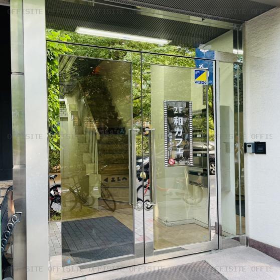 花の東京ビルのオフィスビル出入口