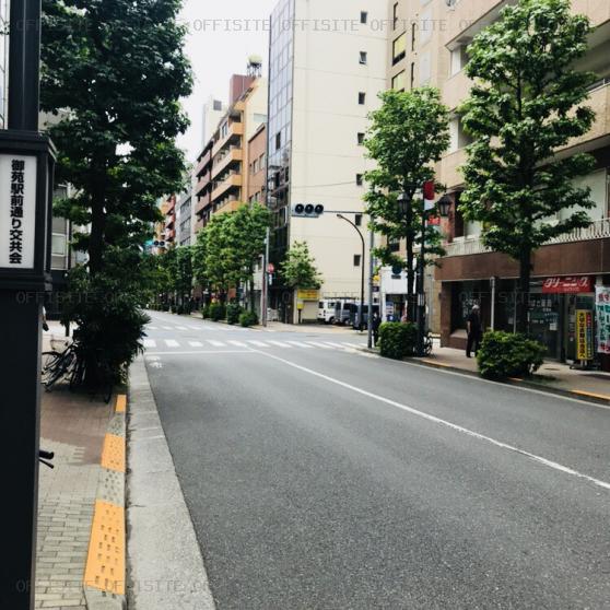 ラフィネ新宿のビル前面道路