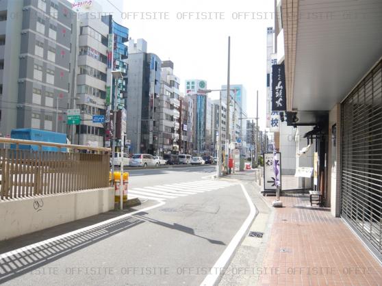 横浜西口藤澤ビルのビル前面道路