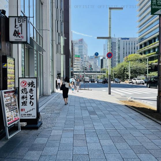 京橋ＮＳビルの前面歩道