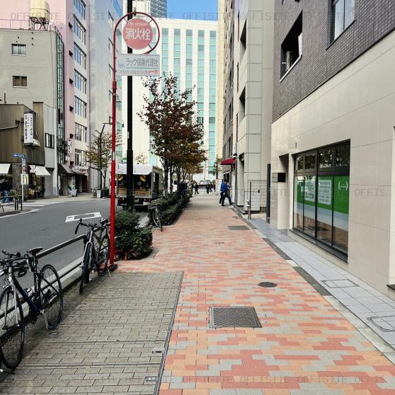 エスペランサ神田須田町の前面歩道
