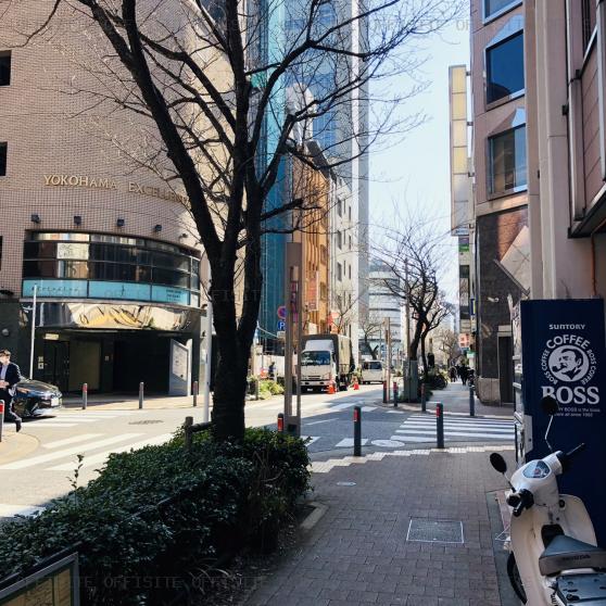 カーニープレイス横浜関内のビル前面道路