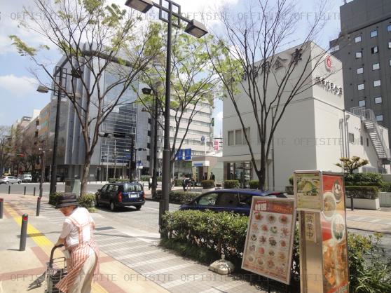 プランドール新横浜のビル前面道路