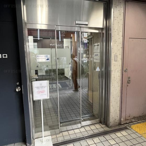 日土地横浜西口第一ビルのオフィスビル出入口