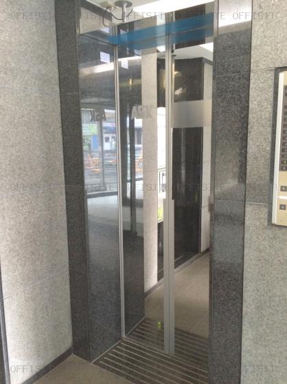 新宿明治通りビルのエレベーター