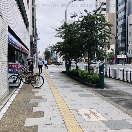 日本生命東上野ビルのビル前面道路