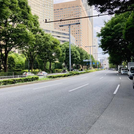 コアロード西新宿のビル前面道路