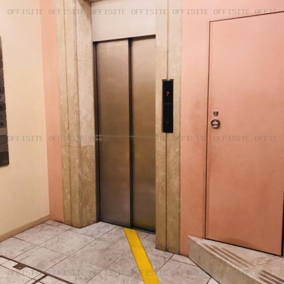室一ビルのエレベーター
