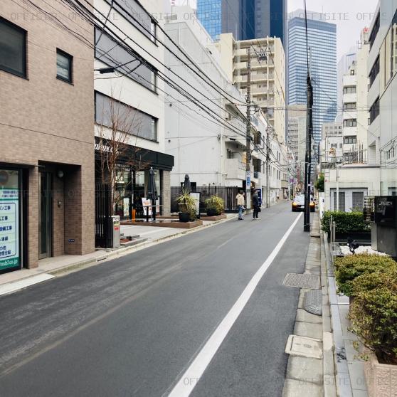 西新宿三晃ビルのビル前面道路