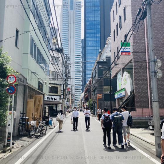 西新宿ＫＮビルのビル前面道路