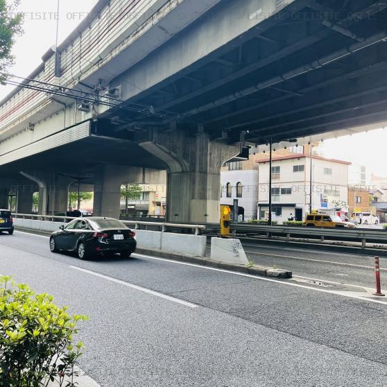 新宿ＭＩＤＷＥＳＴビルの前面道路