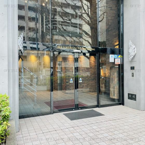 第８菊星タワービルのオフィスビル出入口