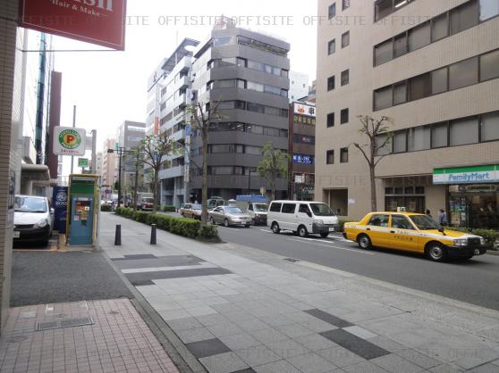 新横浜フジカビルのビル前面道路