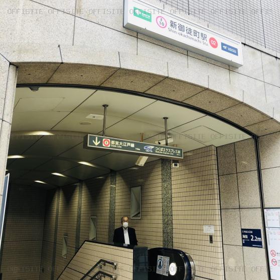 小野ビルの付近に新御徒町駅、大江戸線とつくばエクスプレス